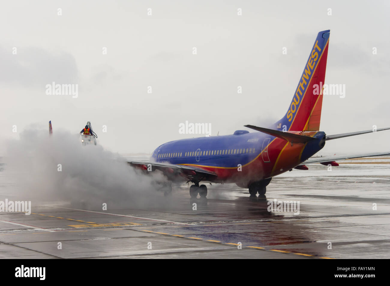 De-icing crews spray chemical on a Southwest Airlines aircraft at Denver International Airport, Denver, Colorado, USA Stock Photo