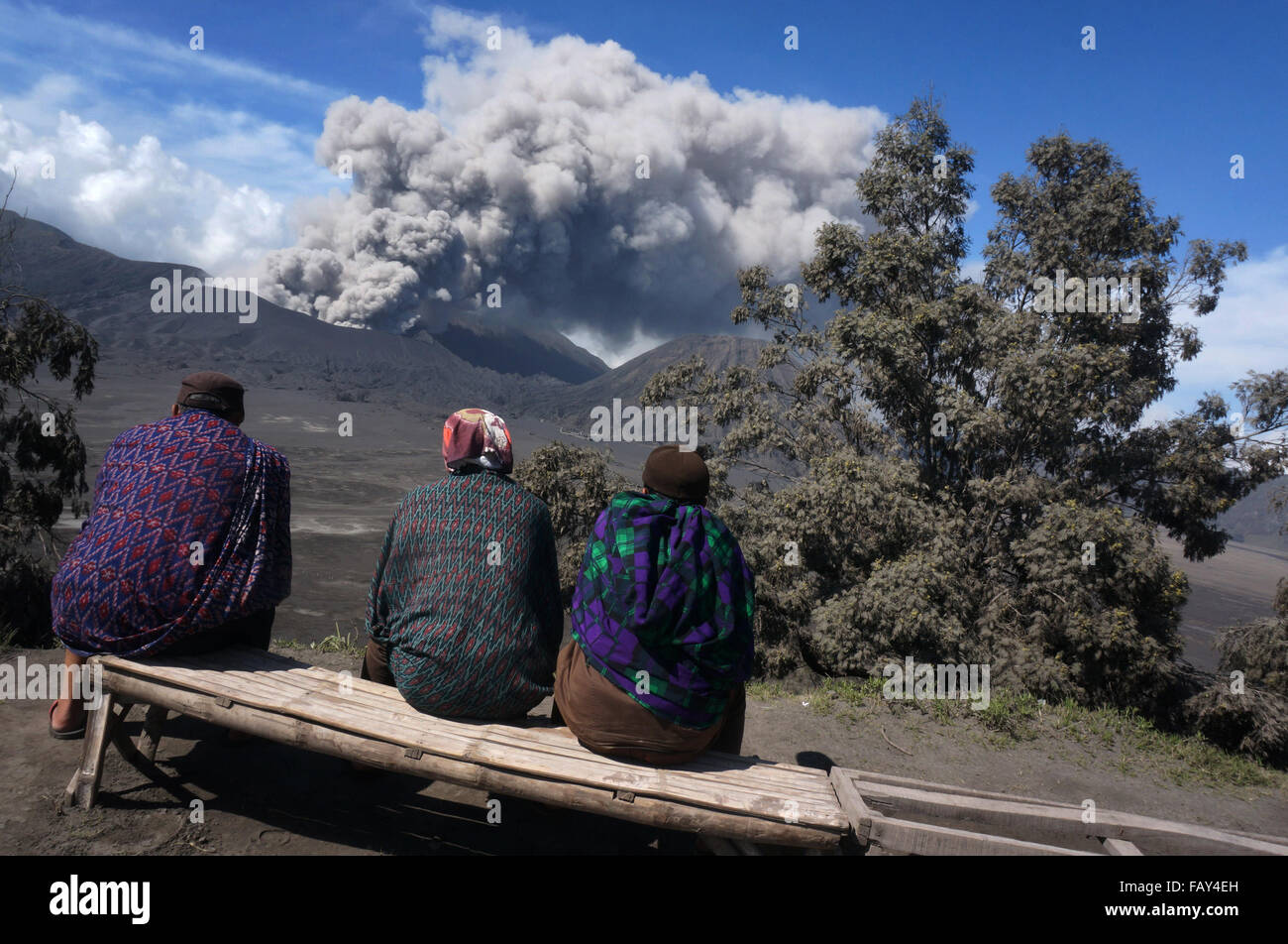 Probolinggo, Indonesia. 05th Jan, 2016. Residents Tenggerese see volcanic material Mount Bromo, seen from Cemoro Lawang, Sukapura, Probolinggo. The Center for Volcanology and Geological Hazard Mitigation (PVMG) giving the alert status one month ago. The mount Bromo suffered vulcanic type A total of 19 and volcanic type B as much as 7 data obtained from reports every 6 hours. Credit:  Adhitya Hendra/Pacific Press/Alamy Live News Stock Photo