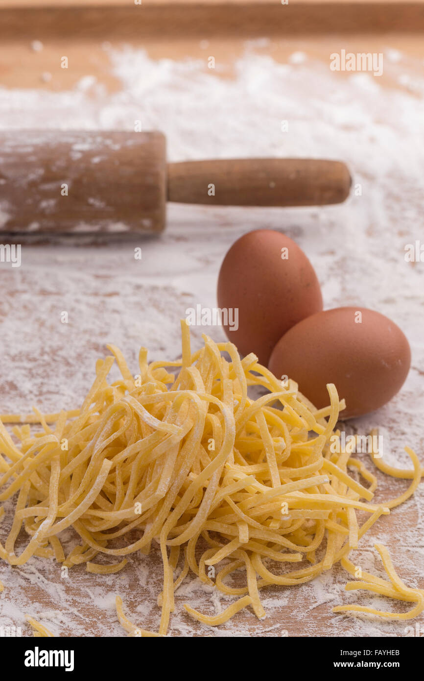 Pasta all'uovo and rolling pin Stock Photo Alamy