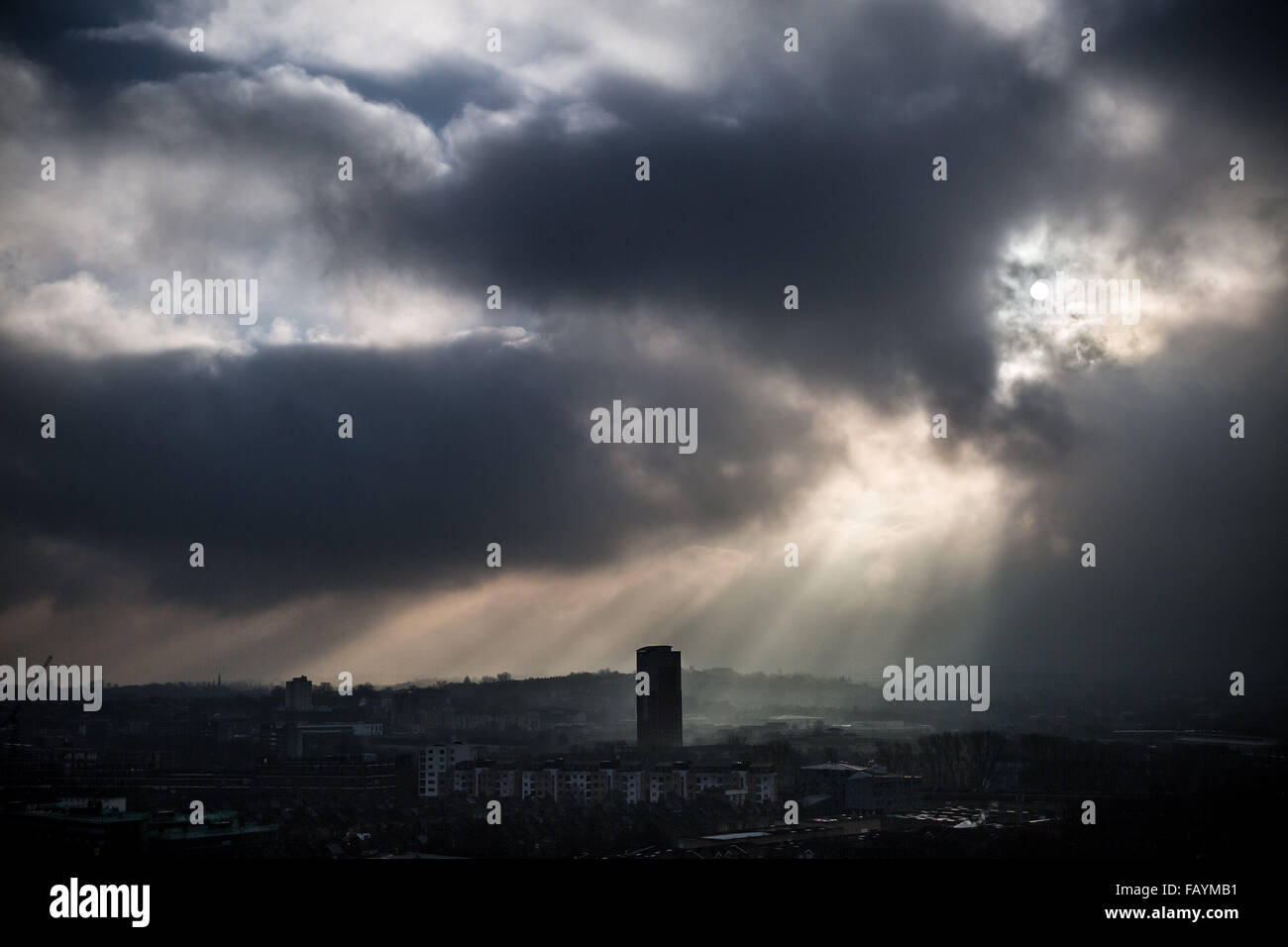 London, UK. 6th January, 2016. UK Weather: cold air brings dramatic light rays over south east London landscape Credit:  Guy Corbishley/Alamy Live News Stock Photo