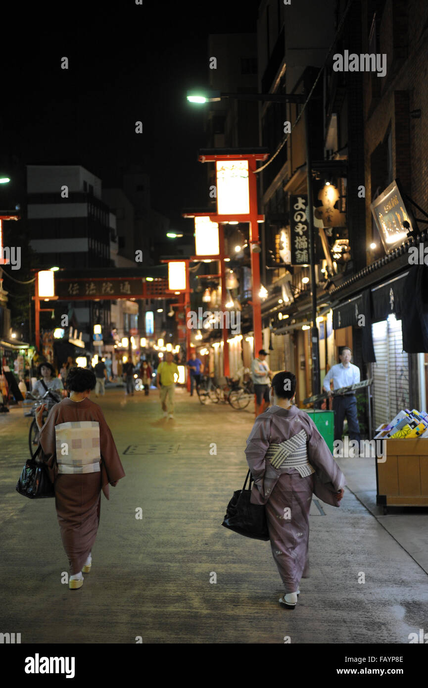 Two women walking in the traditional district of Tokyo of Asakusa, wearing kimono Stock Photo