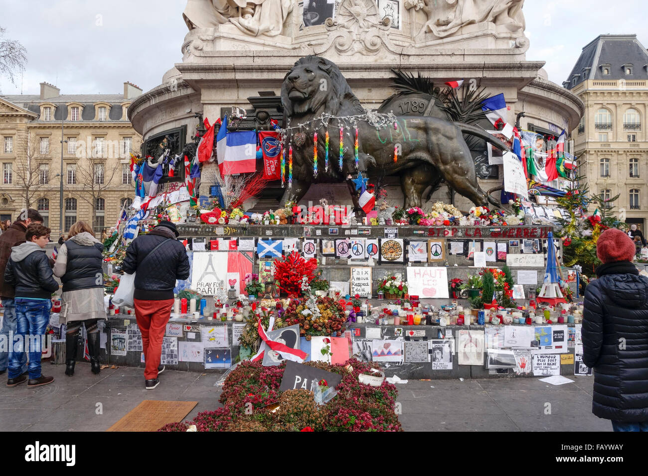 Tributes to the victims of the terrorist attacks of November 13, 2015 ...