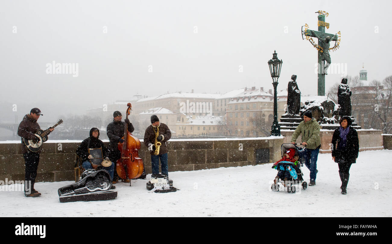 Prague, Czech Republic. 06th Jan, 2016. Winter weather in Prague, Czech Republic, January 6, 2016. Tourists and musician on the Charles Bridge. Credit:  Vit Simanek/CTK Photo/Alamy Live News Stock Photo