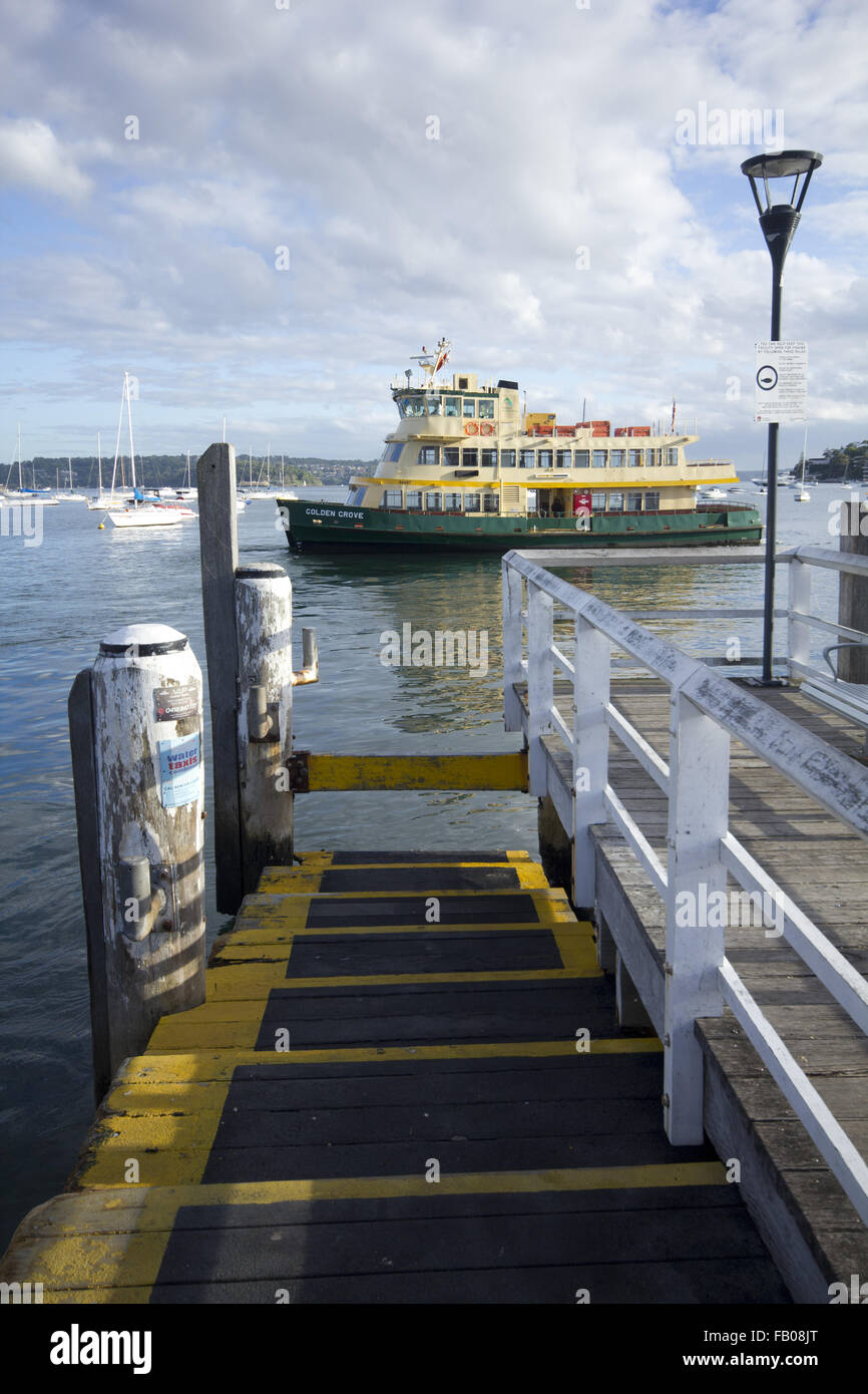 Ferry pulling away from Double Bay wharf in Sydney Harboour Stock Photo