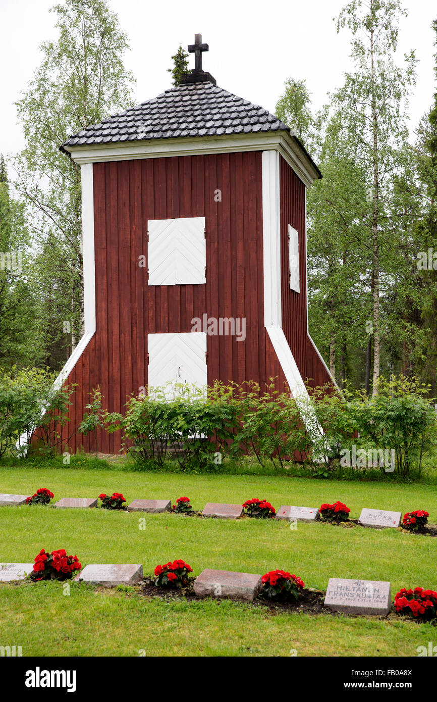 Bell tower and graves of World War II veterans at the the Kolarinsaaren kirkko (Saaren vanha kirkko)  in Kolari, Finland Stock Photo
