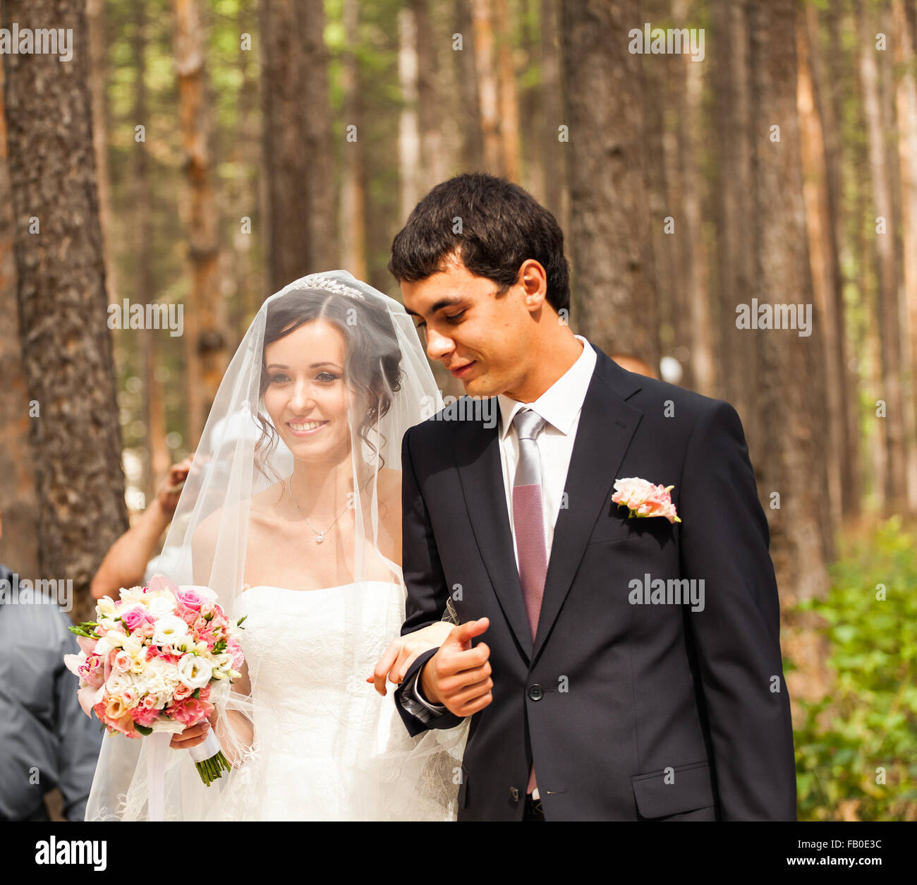 Couple Getting Married at an Outdoor Wedding Ceremony Stock Photo - Alamy