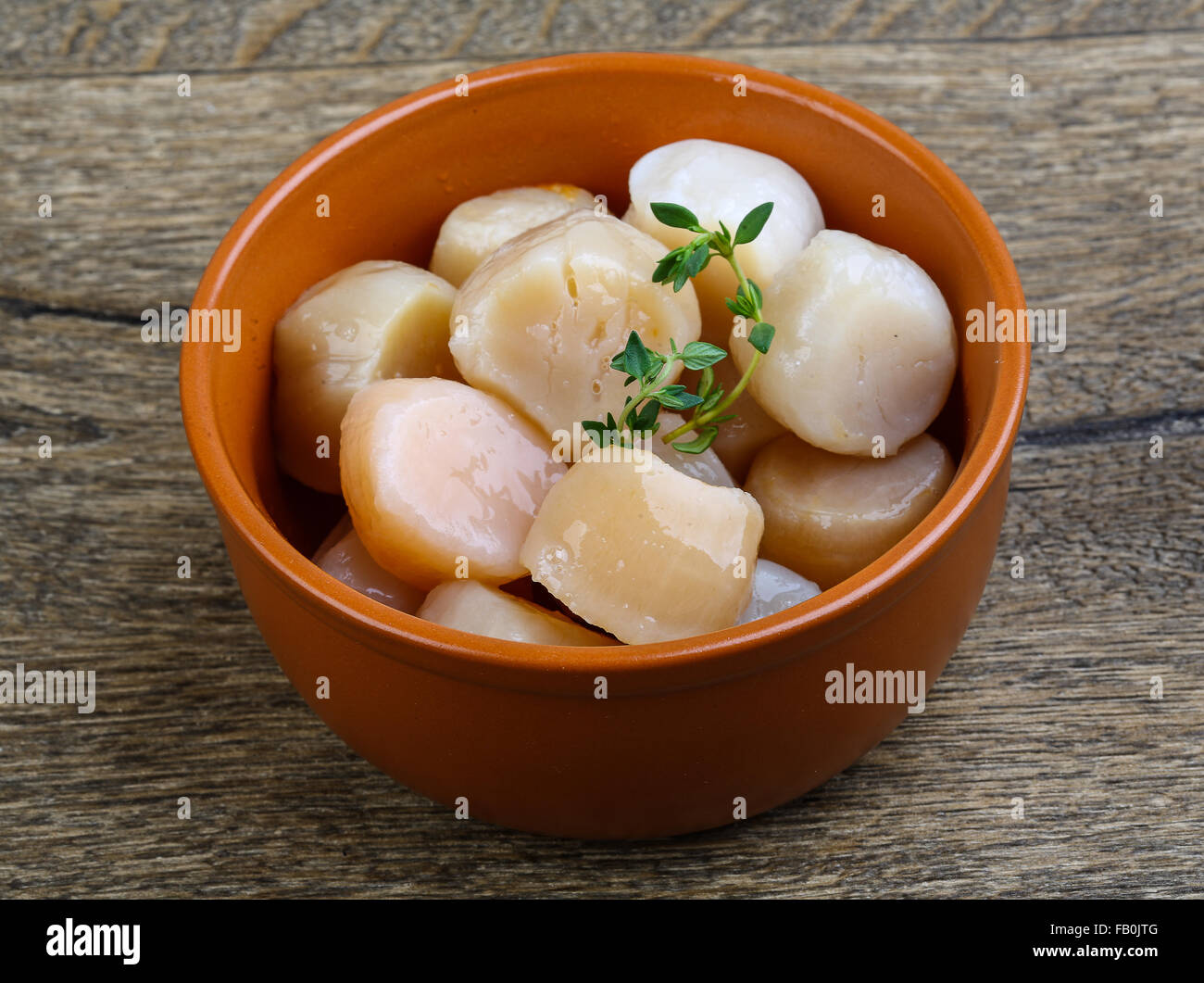 Raw scallops with thyme ready for cooking Stock Photo Alamy