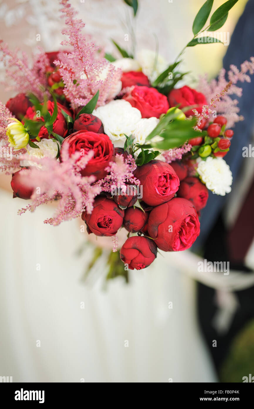 Bride holding a bouquet of beautiful roses Stock Photo - Alamy