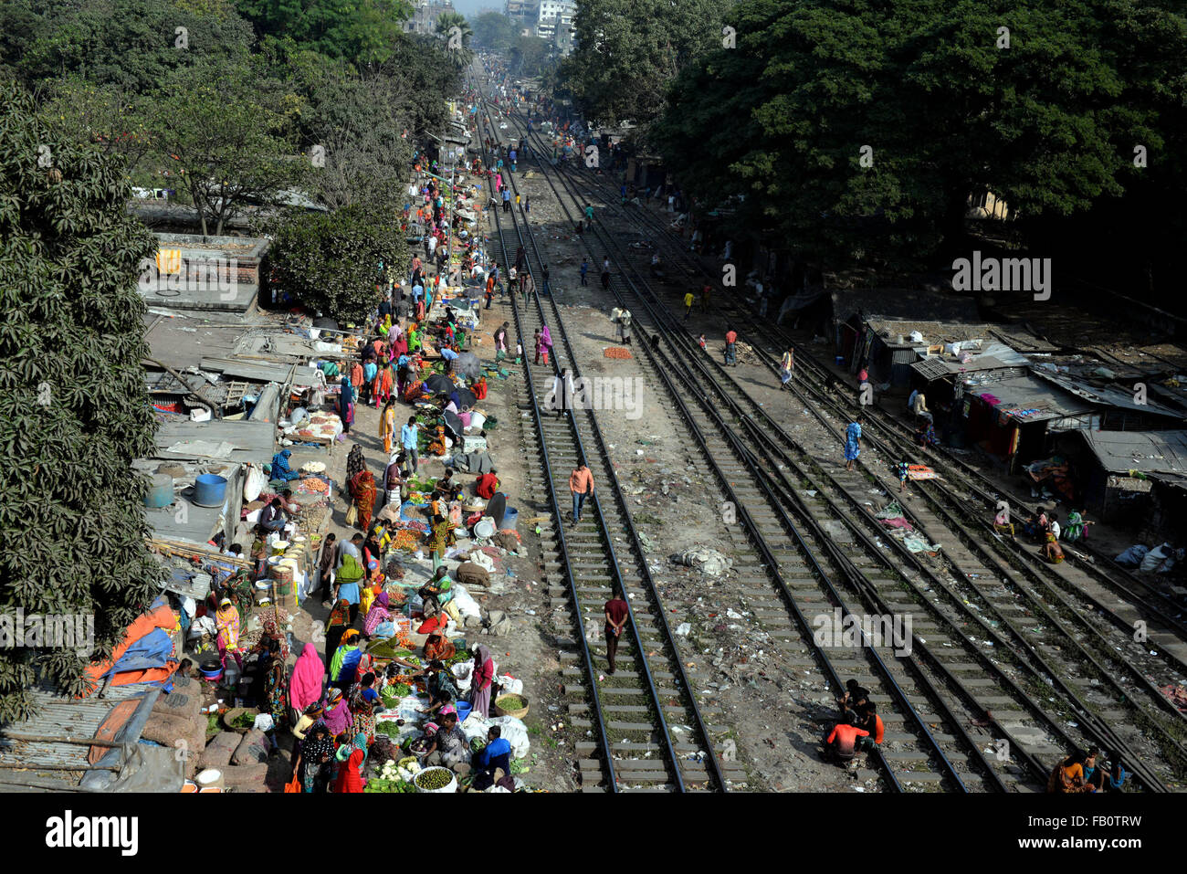 Dhaka. 7th Jan, 2016. Photo taken on Jan. 7, 2016 shows a market along a rail during a countrywide strike called by Bangladesh Jamaat-e-Islami party in Dhaka, Bangladesh. Bangladesh's largest Islamist party enforced a nationwide dawn-to-dusk strike Thursday in protest of an apex court verdict that upheld death penalty for its chief for 1971 war crimes. Credit:  Shariful Islam/Xinhua/Alamy Live News Stock Photo