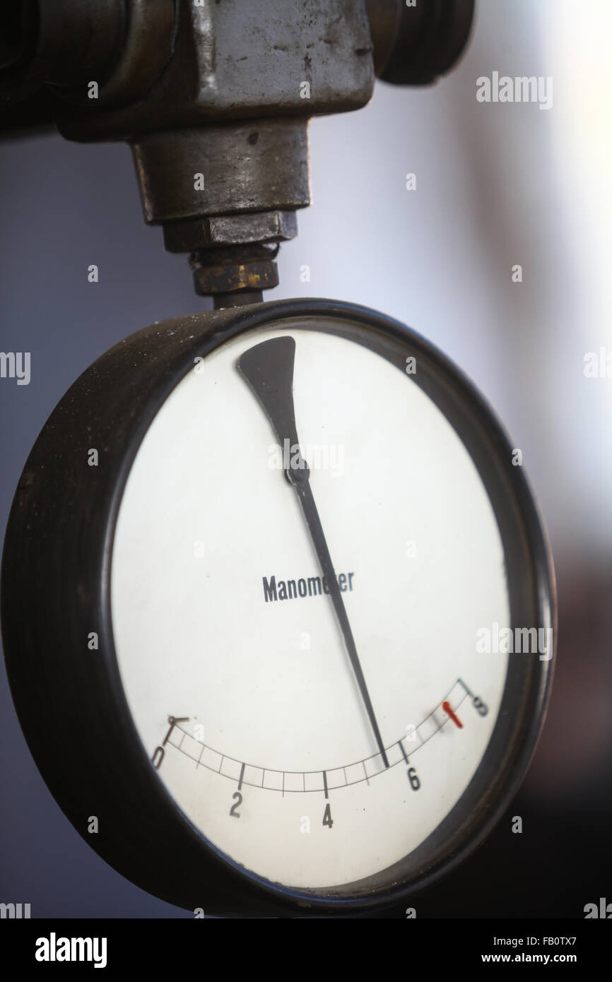 Color close up shot of an old pressure gauge Stock Photo - Alamy