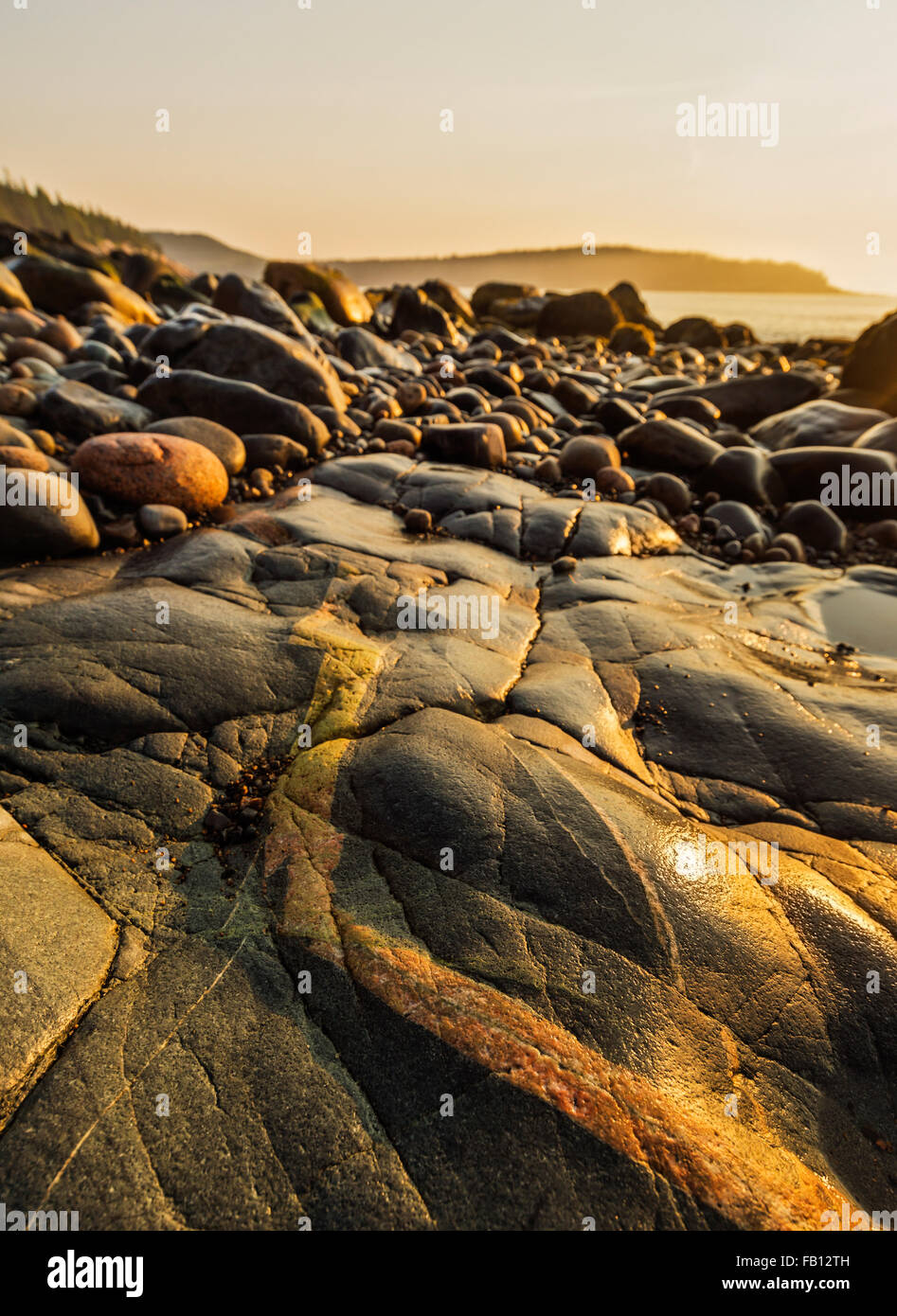 Rocks on beach hi-res stock photography and images - Alamy