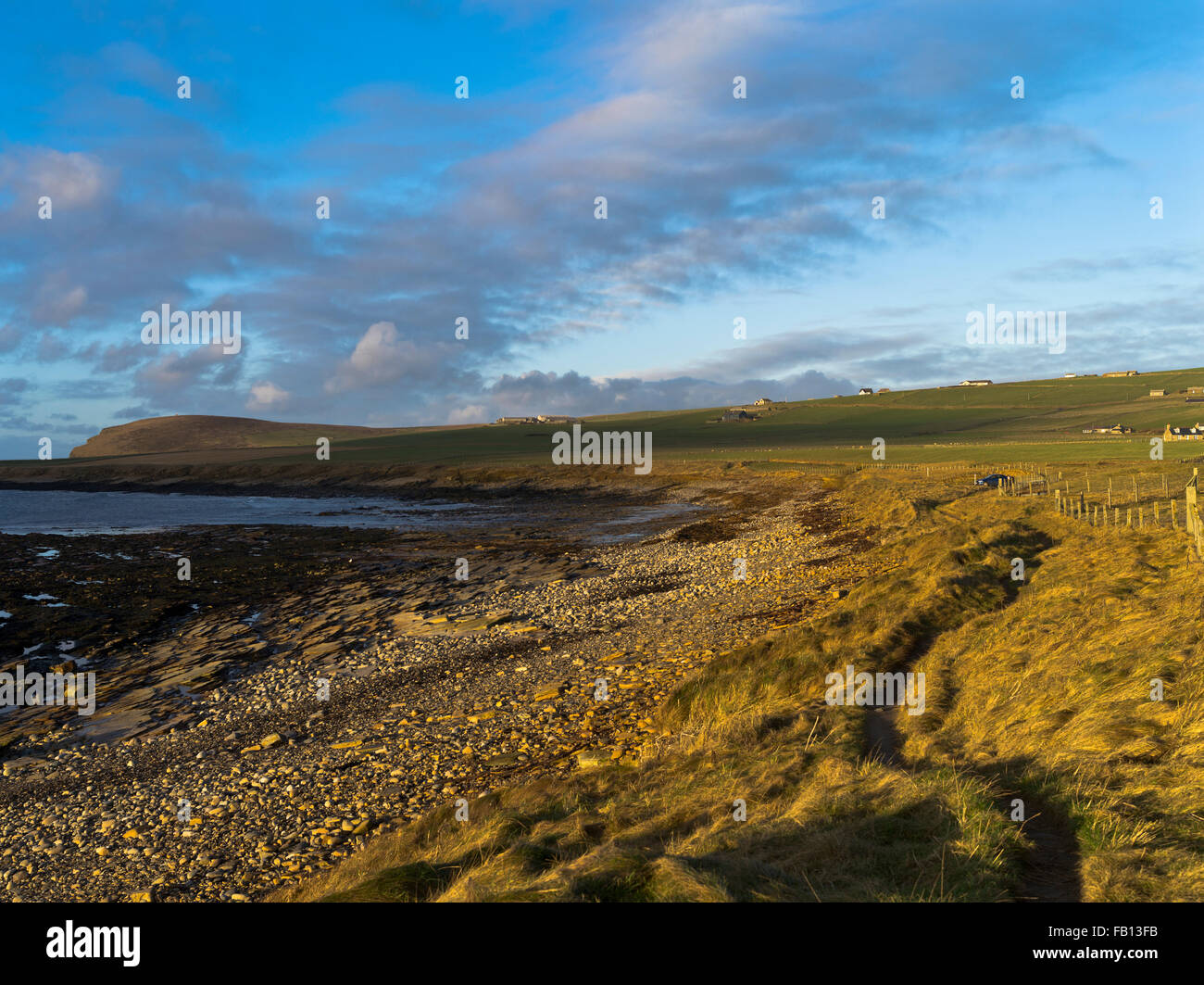 dh Warbeth Beach OUTERTOWN ORKNEY Orkney coastal path rocky beach coast Stock Photo