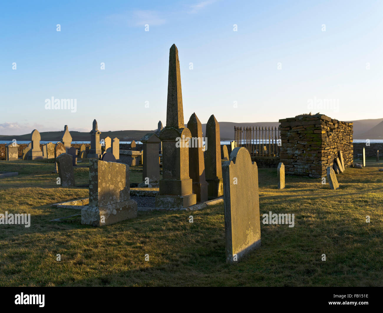 dh Stromness Cemetery WARBETH ORKNEY Grave stone sunset cemetery gravestones winter graveyard uk stones Stock Photo