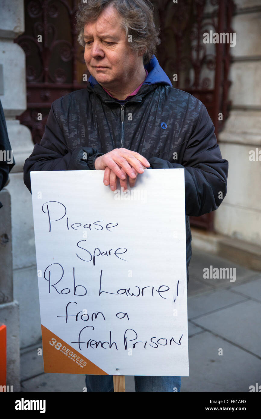 London, UK. 7th January, 2016.  A 38 Degrees member calls for Foreign Office assistance to prevent the imprisonment of British aid worker Rob Lawrie in France. Credit:  Mark Kerrison/Alamy Live News Stock Photo