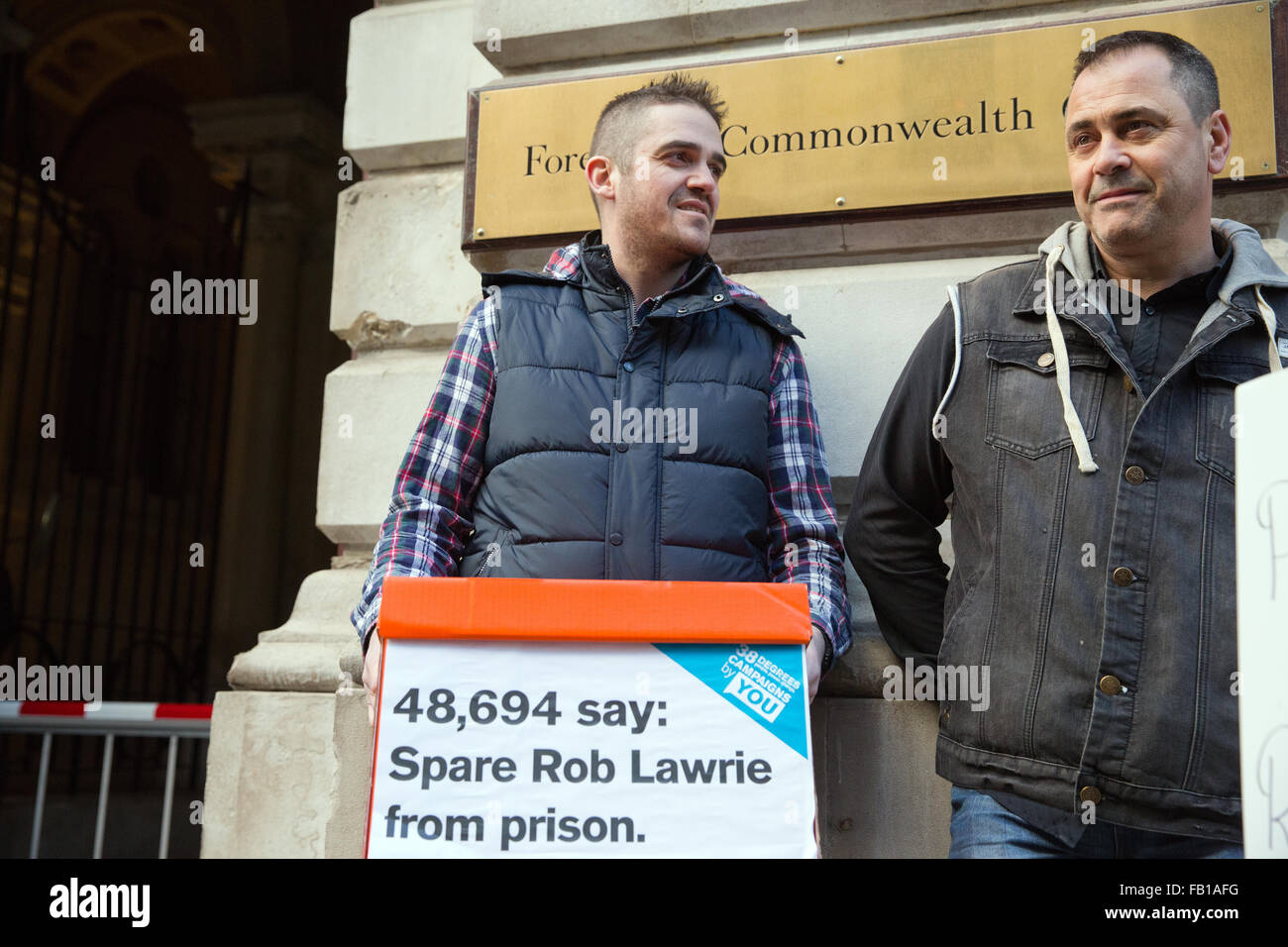 London, UK. 7th January, 2016. Rob Lawrie with a petition signed by 48,694 38 Degrees members calling on the Foreign & Commonwealth Office to assist with his case. Credit:  Mark Kerrison/Alamy Live News Stock Photo