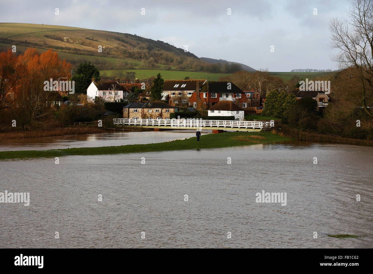 East Sussex, UK. 7th January, 2016. iFlood water surrounds the village of Alfriston after the River Cuckmere burst its banks in East Sussex, UK Thursday 7, January 2016.  BBC reporterd 'A plan to pay farmers in England for allowing their land to be flooded is to be considered, the government has said. The National Farmers Union said it would support the plan, intended to protect towns and villages downstream'. Credit:  Luke MacGregor/Alamy Live News Stock Photo