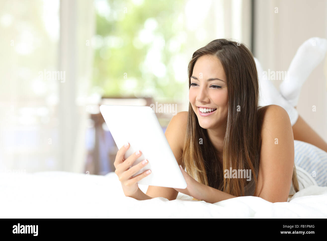 Teen girl reading tablet hi-res stock photography and images - Alamy