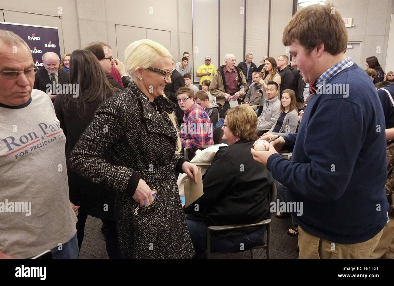 Sioux City, IOWA, USA. 7th Jan, 2016. Libertarian Girl, MARIANNE COPENHAVER, center left, smiles as she is asked for an autograph at a campaign stop for U.S. Sen. RAND PAUL (R-KY) at the Wilbur Aalfs library in downtown Sioux City, Iowa, Thursday Jan. 7, 2015. A self-described blogger and social media personality, Haver was hired by Paul to do web and social media outreach. Credit:  Jerry Mennenga/ZUMA Wire/Alamy Live News Stock Photo