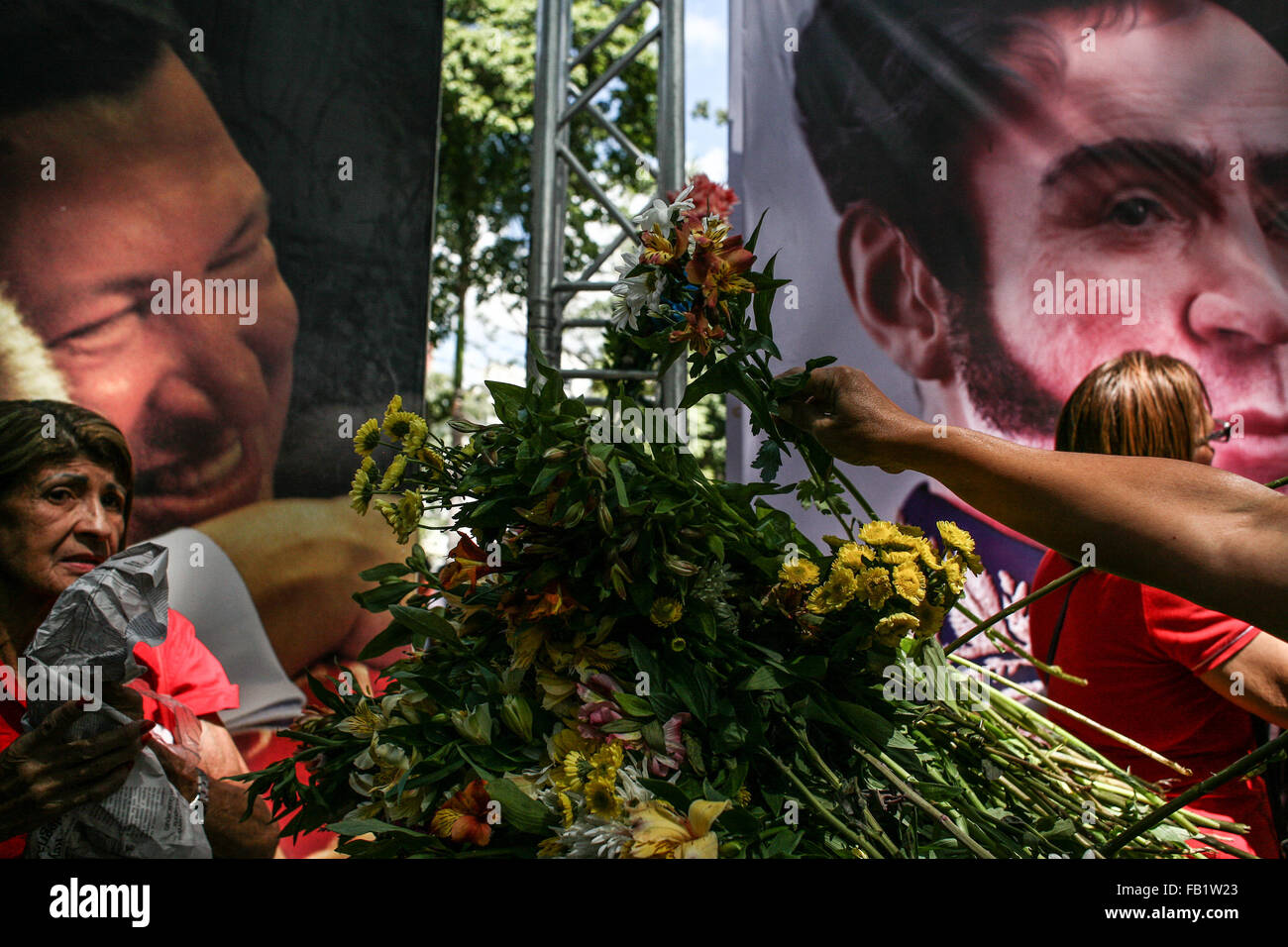 Caracas, Venezuela. 7th Jan, 2016. Members of social movements lay a wreath in front of the images of Simon Bolivar, the founding father of Venezuelan Independence, and late Venezuelan President Hugo Chavez, during a rally held by members of social movements to reject the removal of images of Simon Bolivar and late Venezuelan President Hugo Chavez from the National Assembly, around the Plaza Bolivar in Caracas, Venezuela, on Jan. 7, 2016. Credit:  Boris Vergara/Xinhua/Alamy Live News Stock Photo