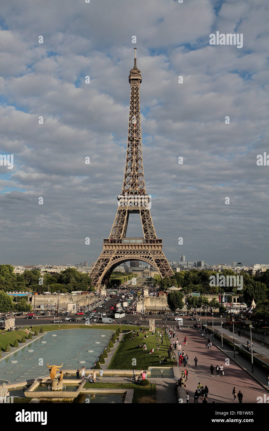 The Jardin du Trocadero (Gardens of the Trocadero) pond and Eiffel ...
