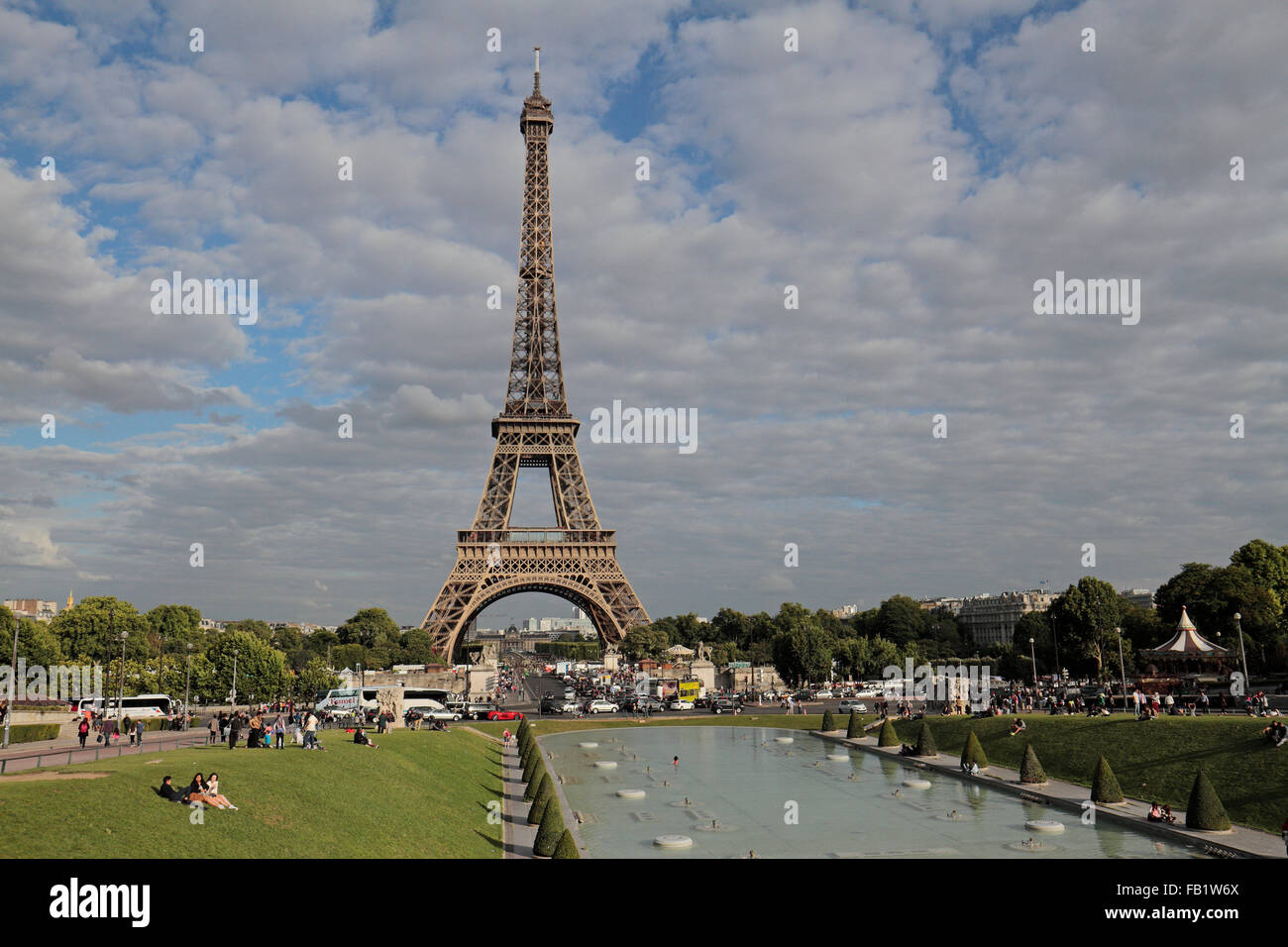 The Jardin du Trocadero (Gardens of the Trocadero) pond and Eiffel ...
