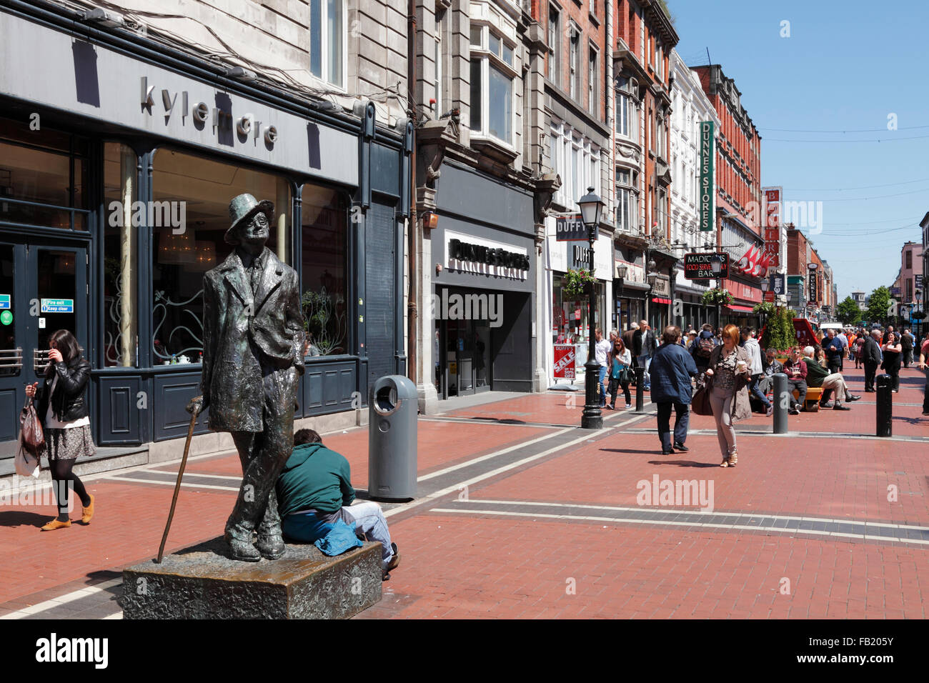Bronze statue of James Joyce on North Earl Street, Dublin, Ireland ...