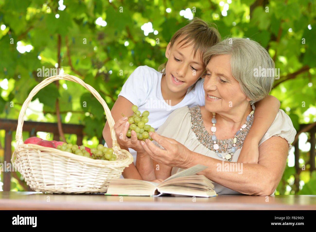 современная бабушка футаж. тупое лицо на зеленом фоне. бабушка с внучкой собирают ягоды. мультяшные бабушки. бабки на зелёном фоне.