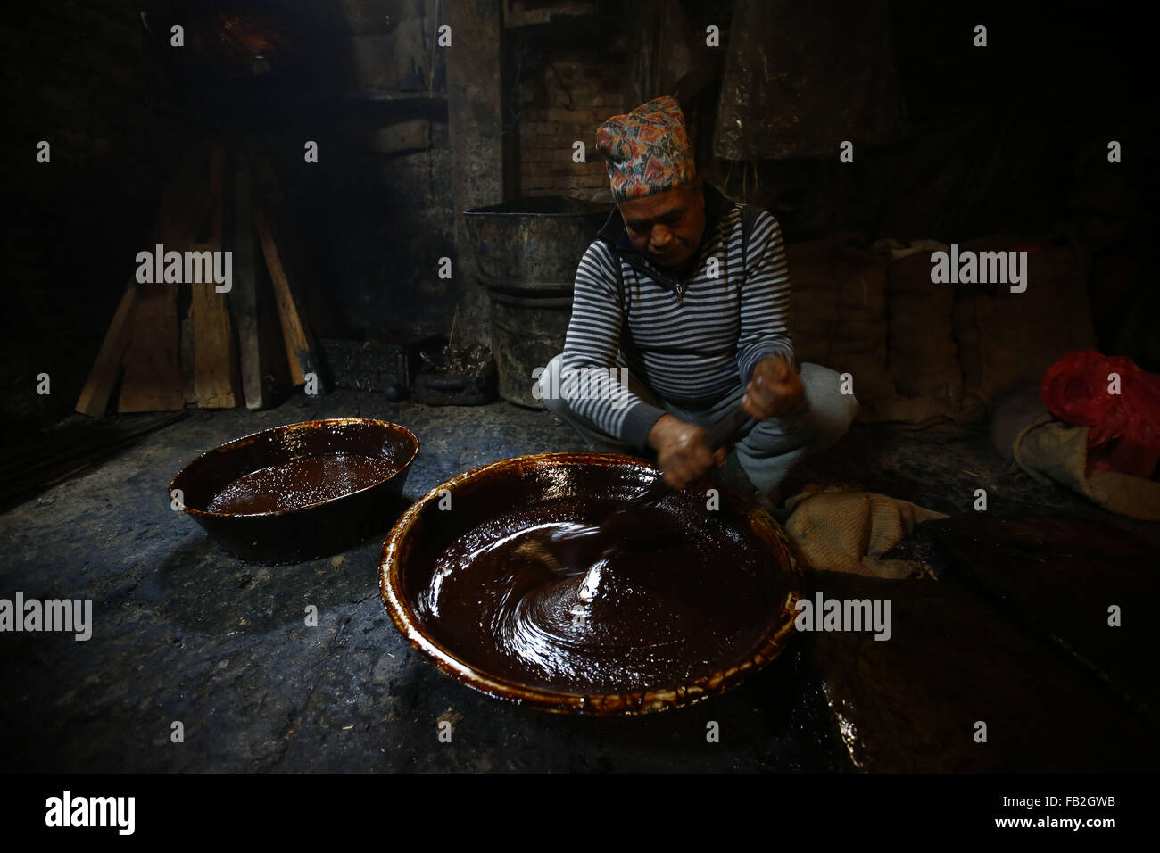 Lalitpur, Nepal. 8th Jan, 2016. Amar Lal Shrestha a seventyyearold