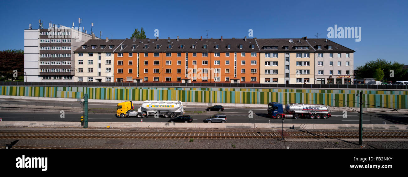 Essen-Frohnhausen, Blick über die A40 auf die Wohnhäuser in Höhe der Meißener Straße, Tanklastwagen und Straßenbahn Stock Photo
