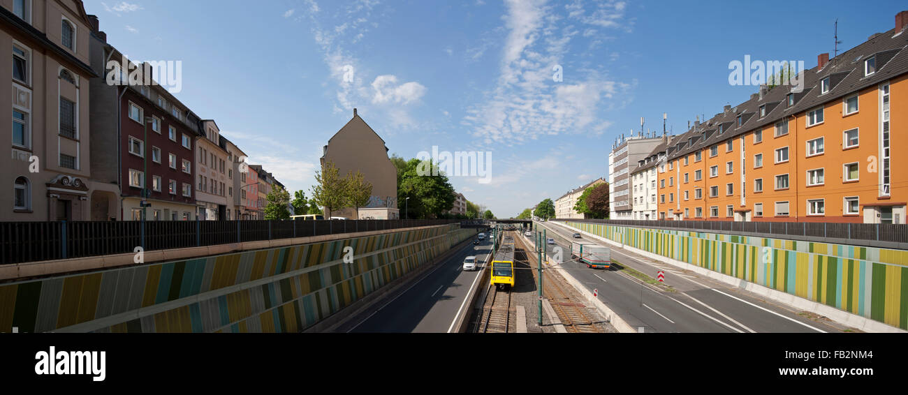 Essen-Frohnhausen, Blick von der U-Bahnstation Breslauer Straße auf die A40, Wohnhäuser und Straßenbahn Stock Photo