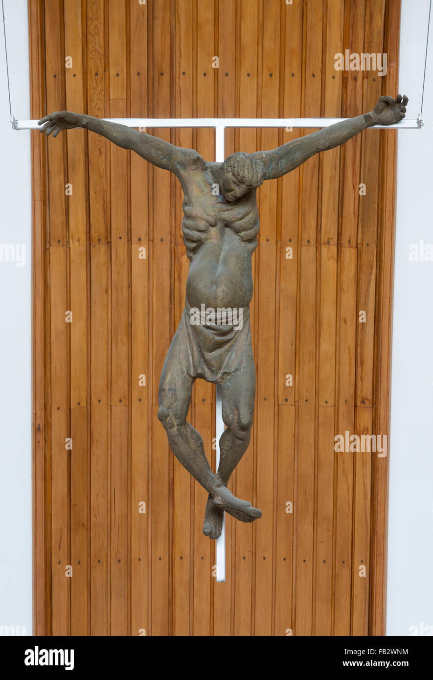 Wolfsburg, Heilig-Geist-Kirche, Kruzifix über dem Altar Stock Photo