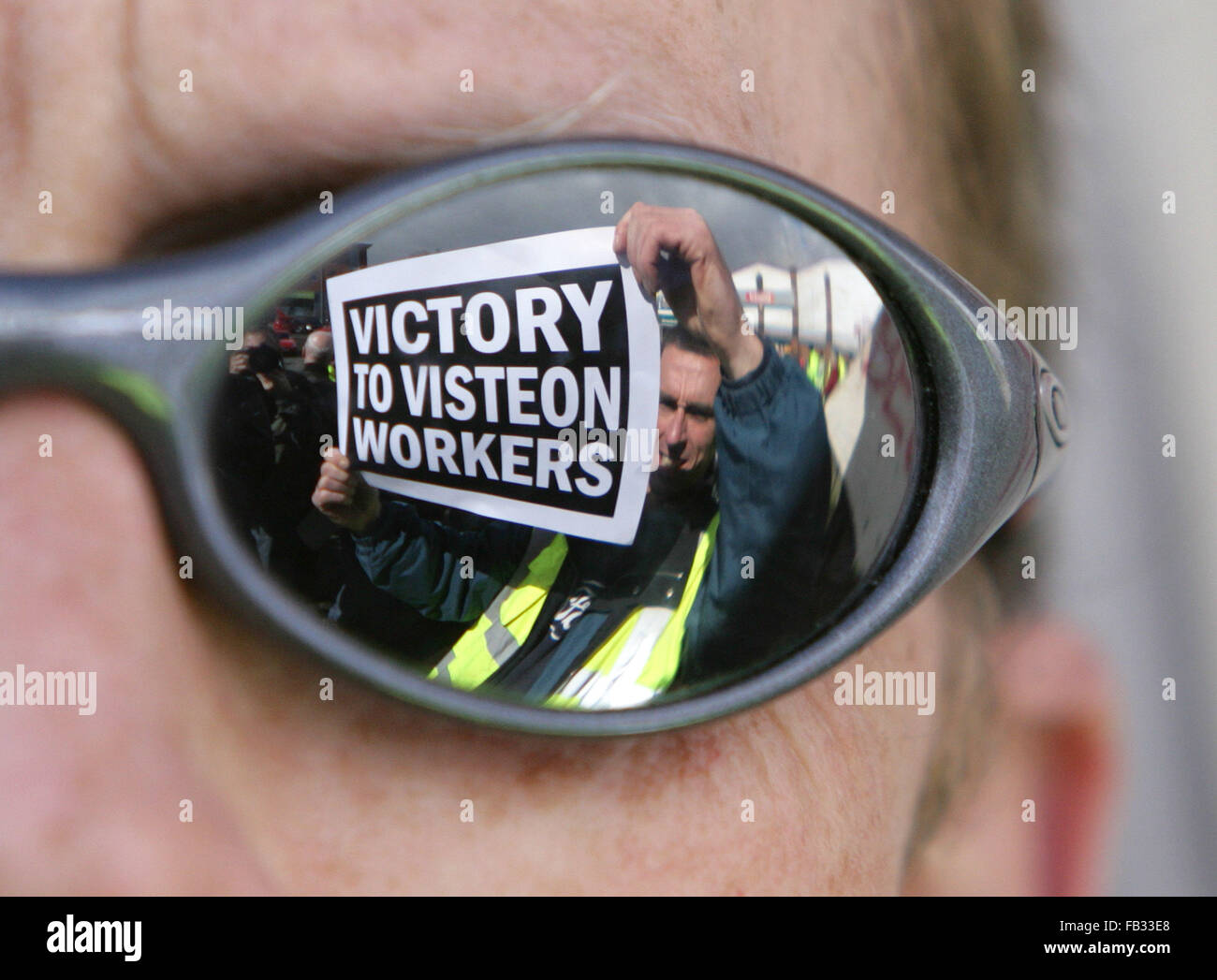 A sit-in worker put up signs for support during a tour of the Visteon Factory in west Belfast, 7 April, 2009. Visteon car parts Stock Photo