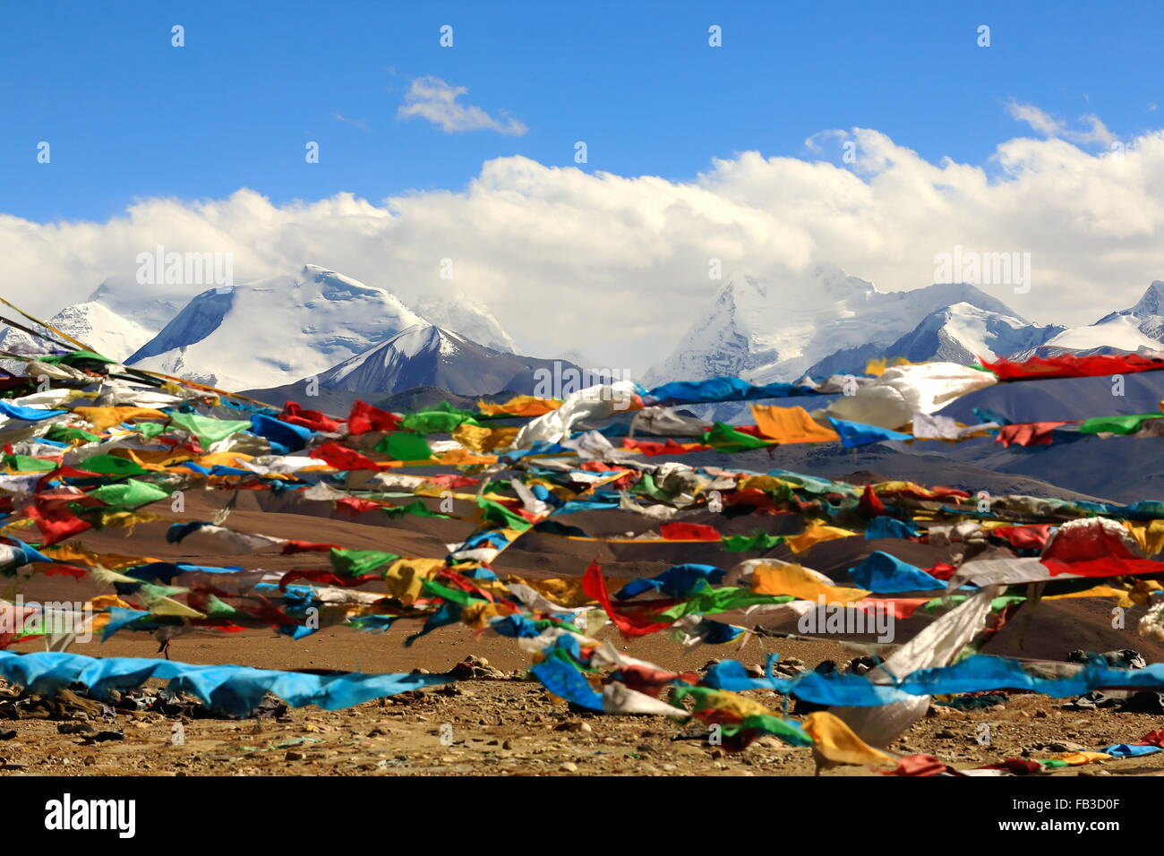 Prayer flags over Tong La pass framing mounts: extreme left-Colangma 6952 ms.and left-Gyao Kang 6720 ms.-Lapche or Labuche Kang Stock Photo