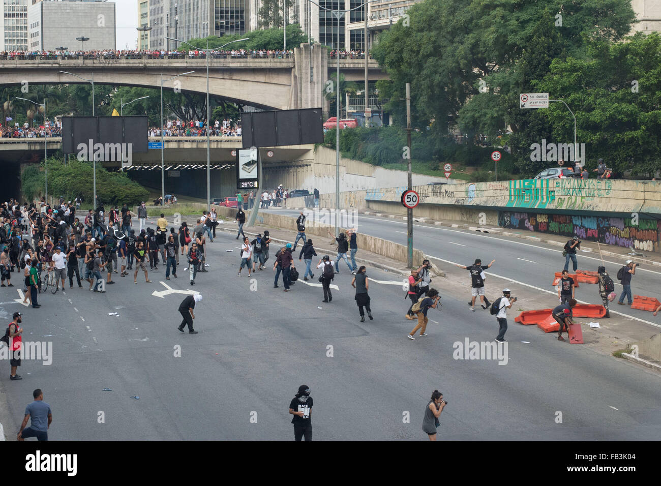 Sao Paulo, Brazil. 8th Jan, 2016. Thousands of people protesting against increase of public transport fare in Sao Paulo, Brazil . It is the largest rate increase in the shortest period, 0.30 cents in a year. Credit:  Alexandre Moreira/ZUMA Wire/Alamy Live News Stock Photo