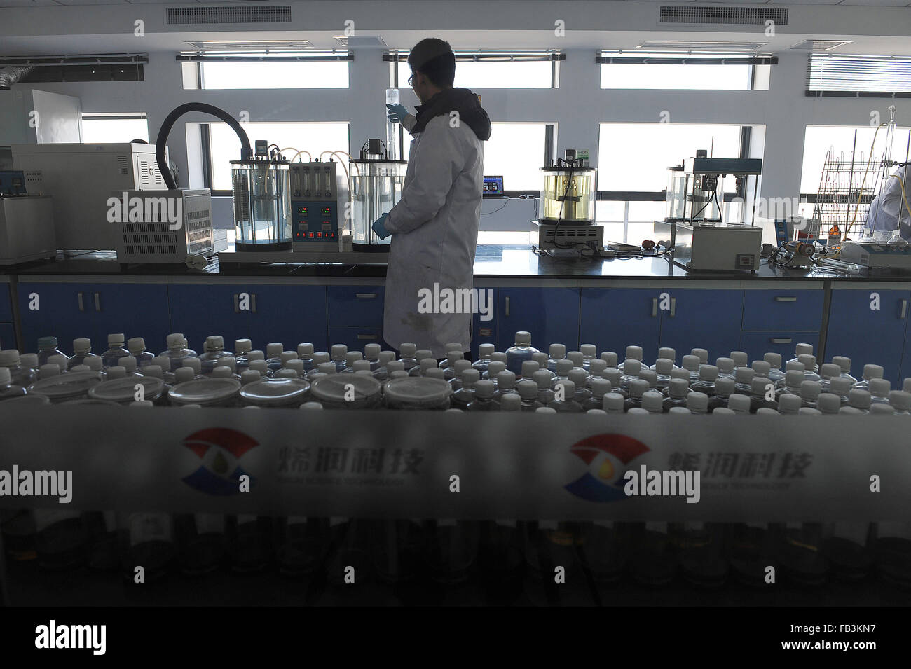Tangshan, China's Hebei Province. 8th Jan, 2016. A researcher makes a research at a graphene lab in Tangshan Jianhua Industrial Group in Tangshan, north China's Hebei Province, Jan. 8, 2016. The 100-ton graphene production line has been on stream for one year. © Zheng Yong/Xinhua/Alamy Live News Stock Photo