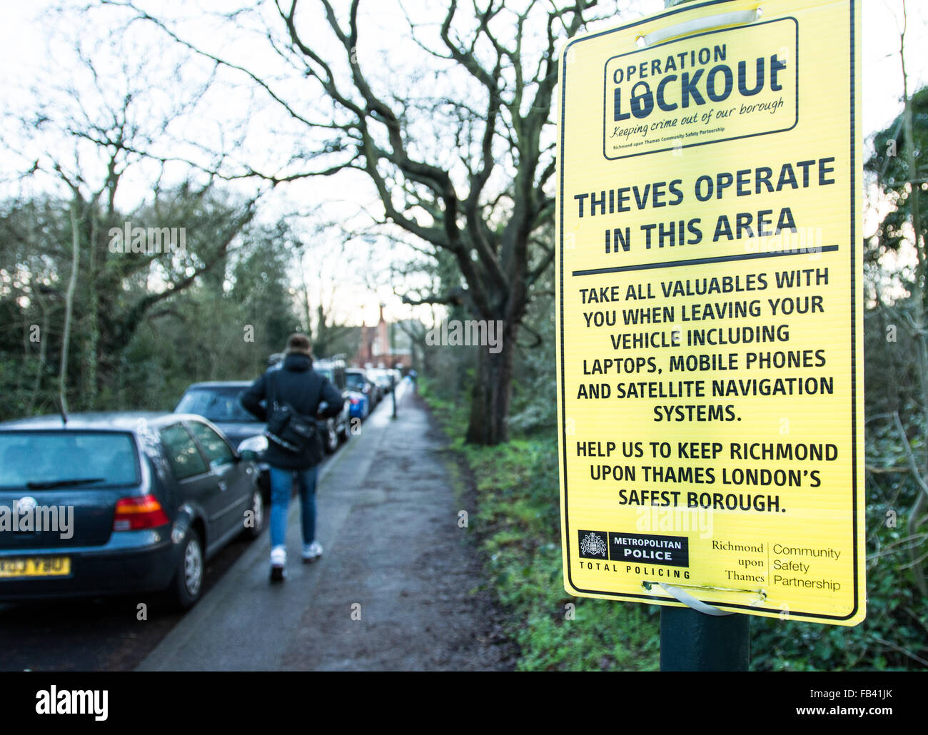 Metropolitan Police Thieves Operate in this area signage - Operation Lockout anti-theft street sign in South West London, England, UK Stock Photo