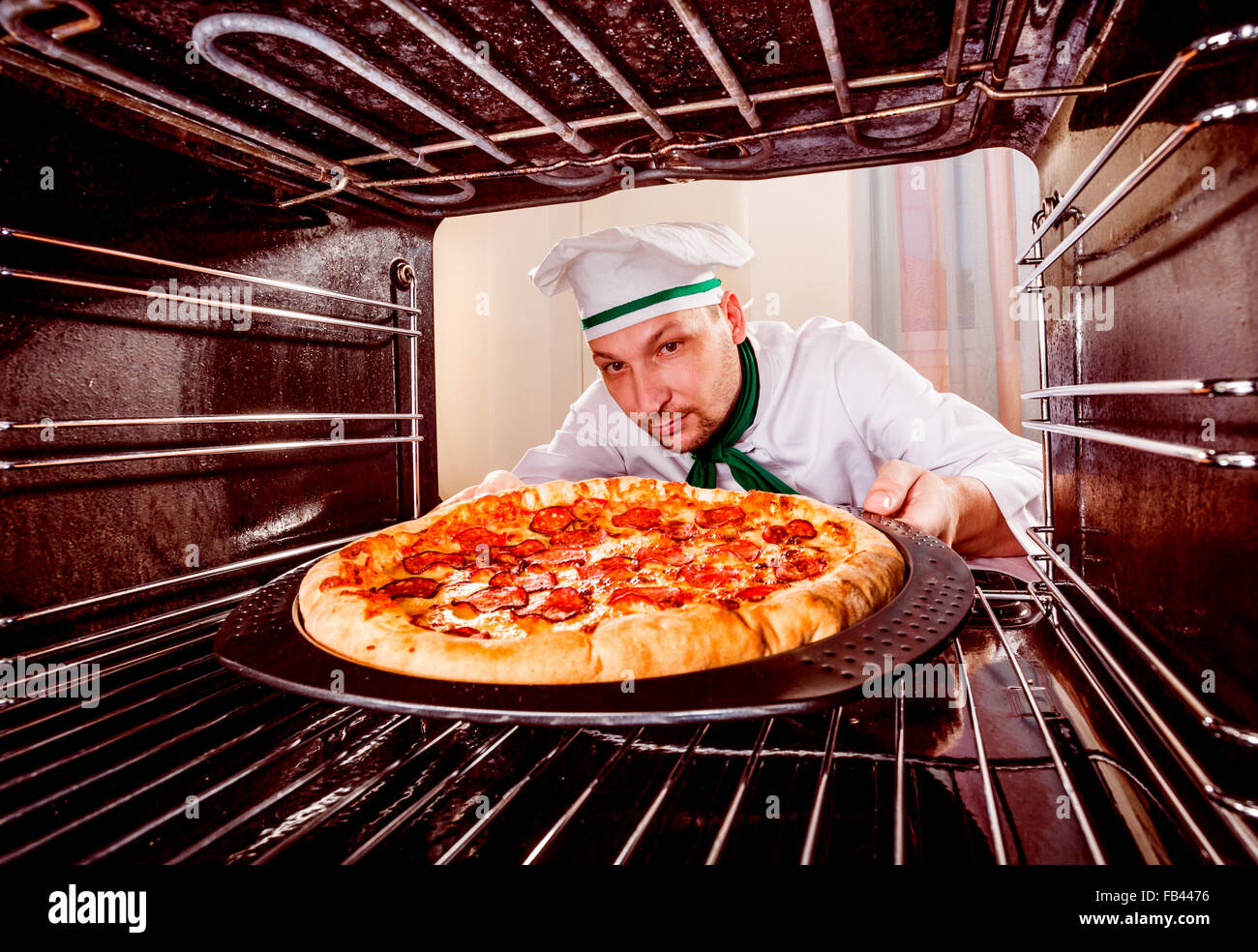 Высшая школа экономики на шаболовке столовая. Повар пиццамейкер. Как называется человек который готовит пиццу. Повар с пиццей в руках. Повар итальянской кухни.