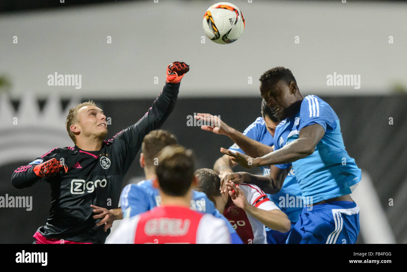 Belek, Turkey. 09th Jan, 2016. Hamburgs Cleber (r) is challenged by goalie Jasper Cillessen of Amsterdam during a friendly match between Hamburger SV and Ajax Amsterdam in Belek, Turkey, 09 January 2016. Hamburger SV are in Belek to prepare for the second half of the German Bundesliga season. Photo: Thomas Eisenhuth/dpa/Alamy Live News Stock Photo