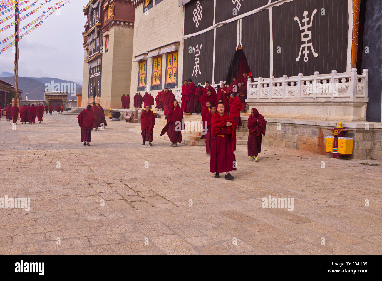China yunnan province buddhist monks hi-res stock photography and ...