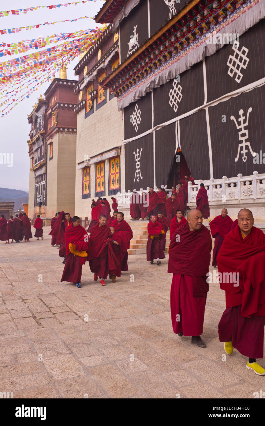 China yunnan province buddhist monks hi-res stock photography and ...