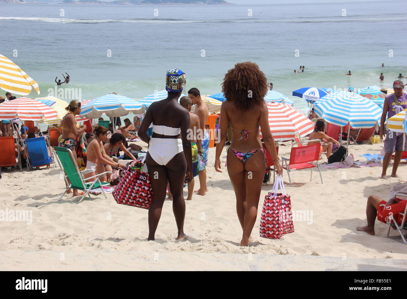Rio De Janeiro Brazil 9th January 16 Missing Less Than A Month For The Carnival At The Beginning Of The Summer The Beaches Of Rio Are Getting Crowded Of People The Heat