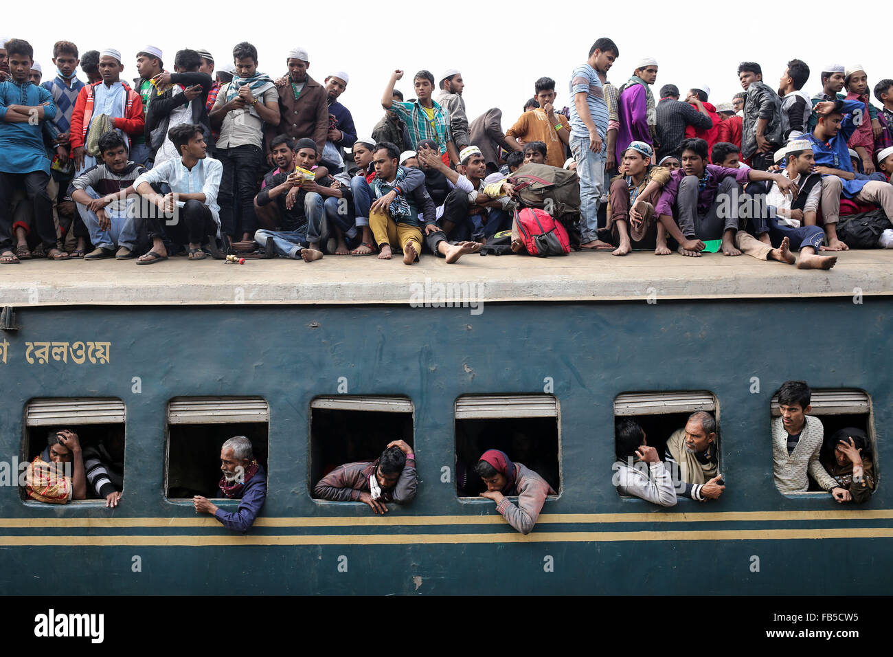 Dhaka, Bangladesh. 10th Jan, 2016. People gathered in Bishwa Istema which is considered as second largest global muslim congregation after Hajj. They are going back to home by train after pray. © Mohammad Ponir Hossain/ZUMA Wire/Alamy Live News Stock Photo