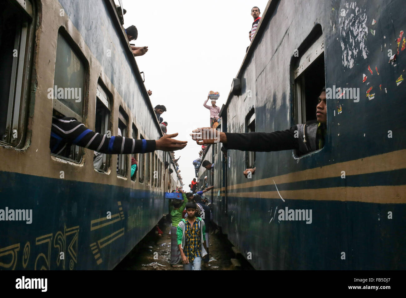 Dhaka, Bangladesh. 10th Jan, 2016. People gathered in Bishwa Istema which is considered as second largest global muslim congregation after Hajj. They are going back to home by train after pray. © Mohammad Ponir Hossain/ZUMA Wire/Alamy Live News Stock Photo
