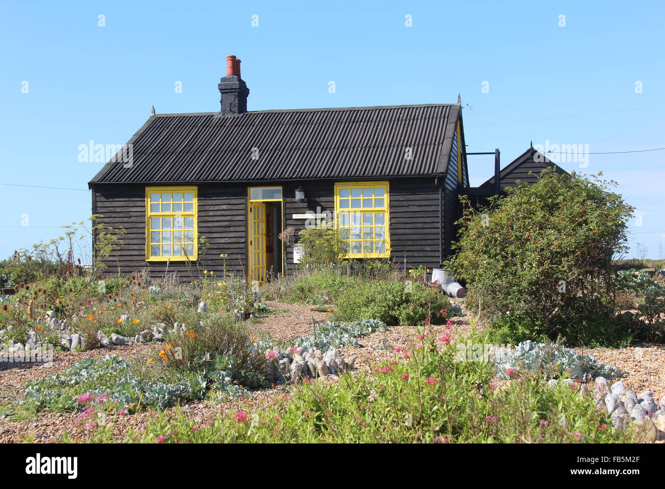 FILM DIRECTOR THE LATE DEREK JARMAN'S PROSPECT COTTAGE AND SHINGLE GARDEN IN DUNGENESS IN KENT Stock Photo