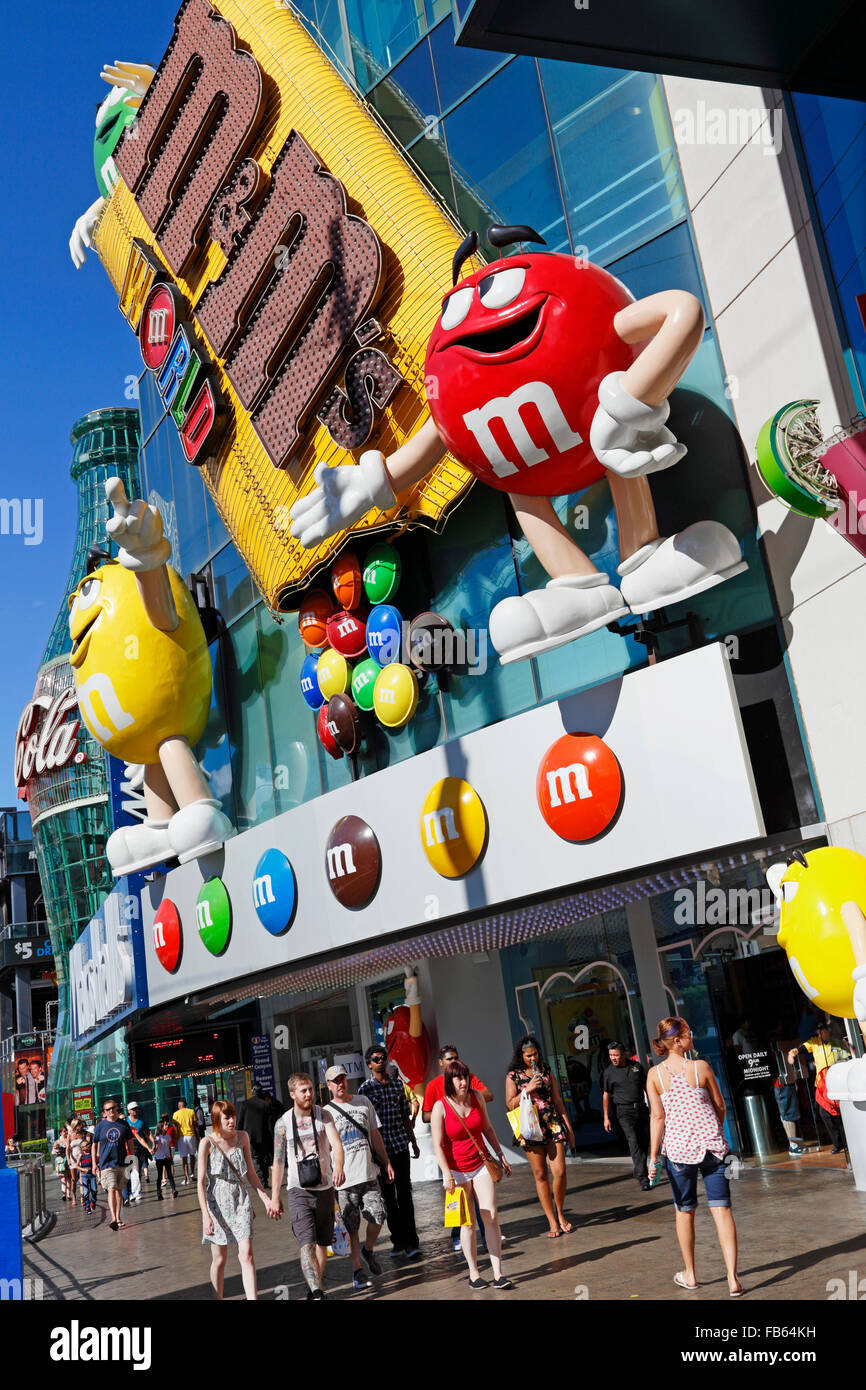 People outside the M&M World Store on Las Vegas boulevard, Las Vegas,  Nevada Stock Photo - Alamy