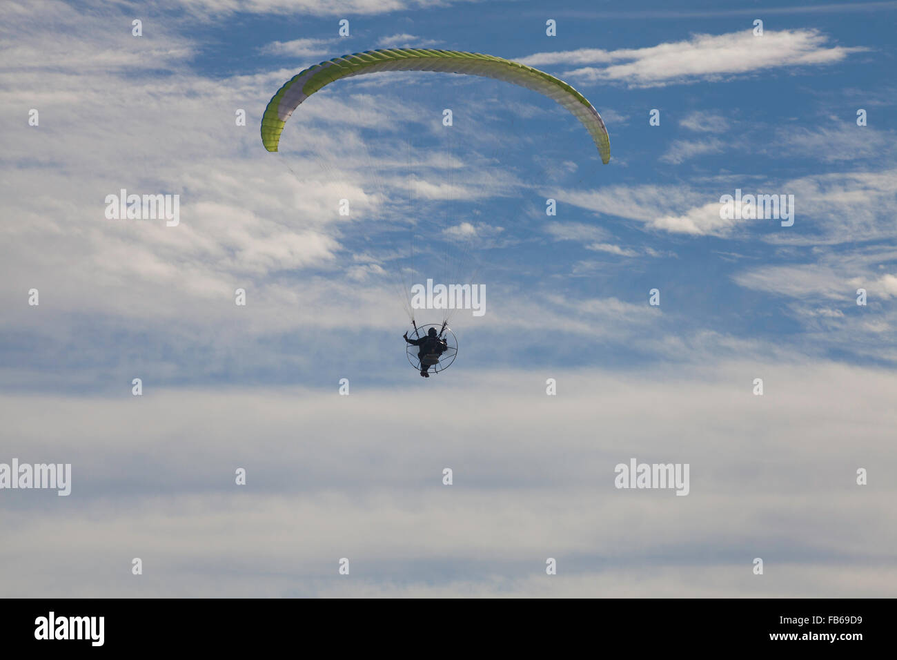 Avião De Brinquedo No Céu. Jogo Ao Ar Livre Imagem de Stock - Imagem de  curso, mosca: 189672239