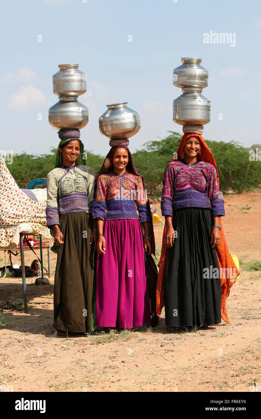Dhebaria Rabari, Women carrying water pots, Kutch District, Gujarat, India Stock Photo