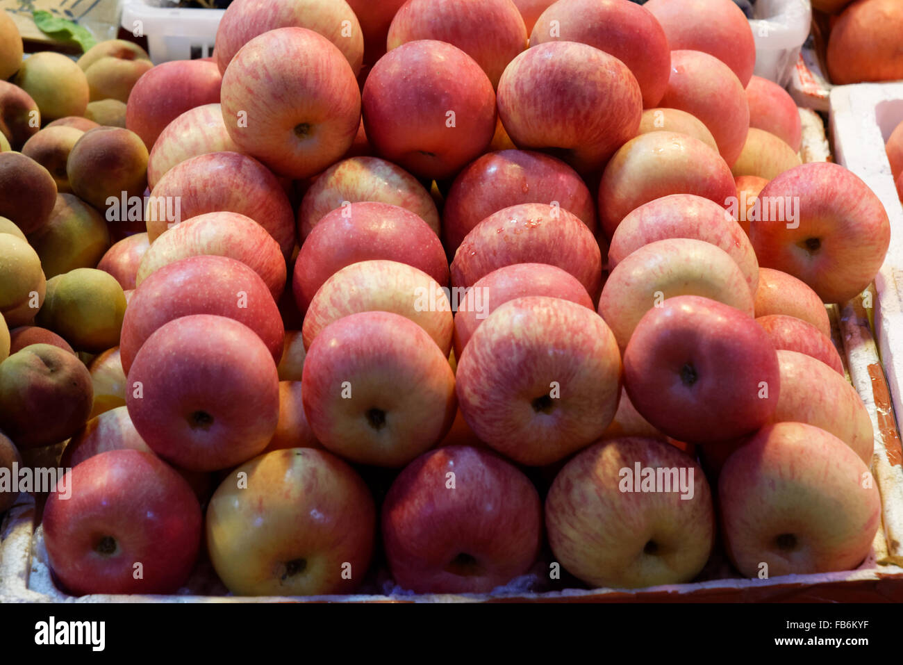 Red apples on a market shelf Stock Photo - Alamy