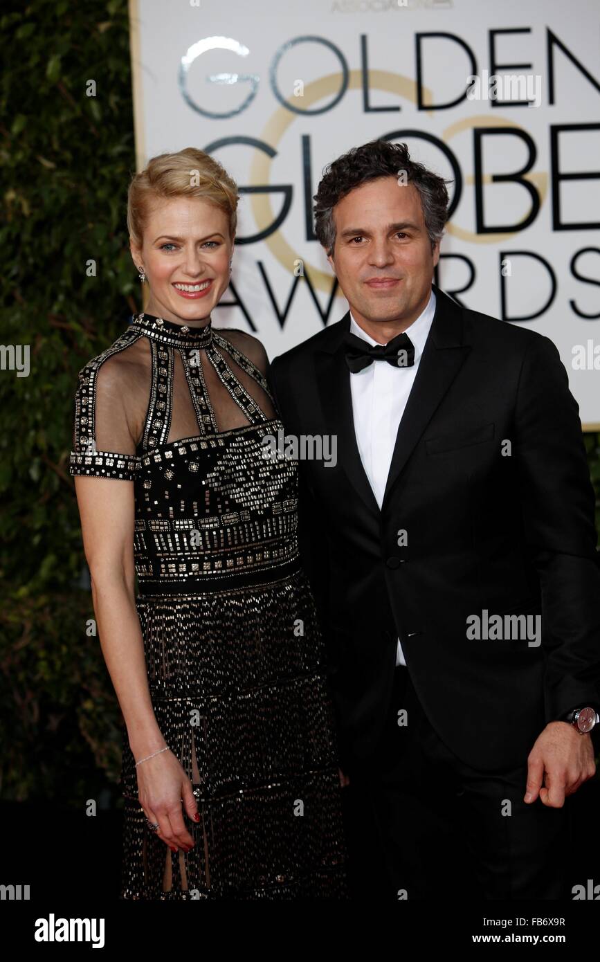 Beverly Hills, USA. 11th Jan, 2016. Actors Mark Ruffalo and Sunrise Coigney arrive at the 73rd Annual Golden Globe Awards, Golden Globes, in Beverly Hills, Los Angeles, USA, on 10 January 2016. Credit:  dpa picture alliance/Alamy Live News Stock Photo