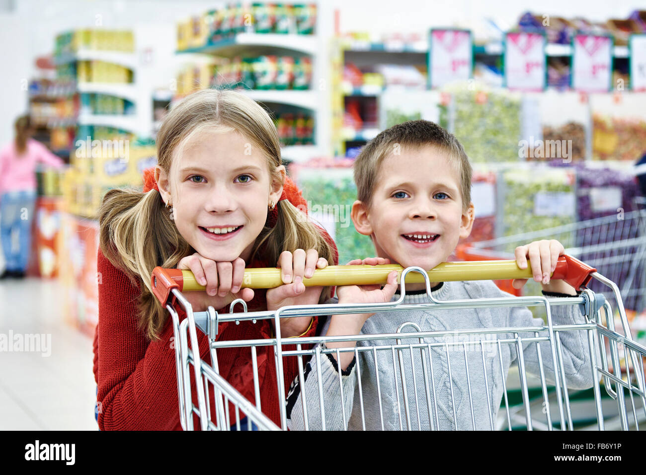 Kid in shopping cart hires stock photography and images Alamy